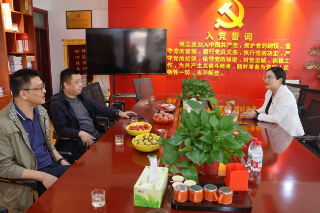 金秋送暖 致敬师恩  内乡法院开展教师节走访慰问活动